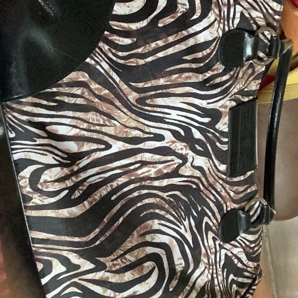 Purse , leopard design, pink inside , nice bag , - Picture 2 of 4